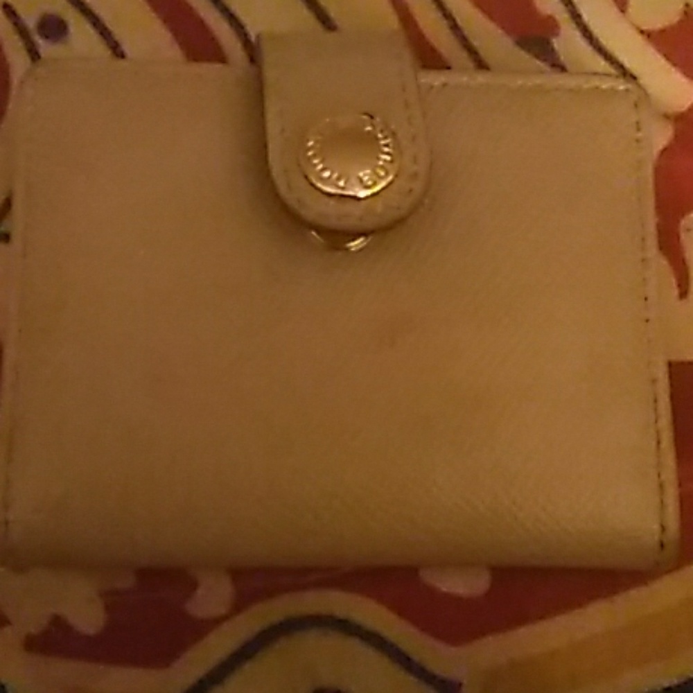 Euc beige bi fold Dooney and Burke wallet!